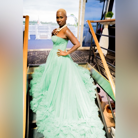 Sea foam green gown - Picture 7 of 10